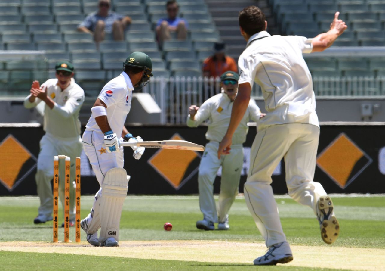 Sami Aslam looks at his stumps after missing one from Josh Hazlewood, Australia v Pakistan, 2nd Test, 5th day, Melbourne, December 30, 2016
