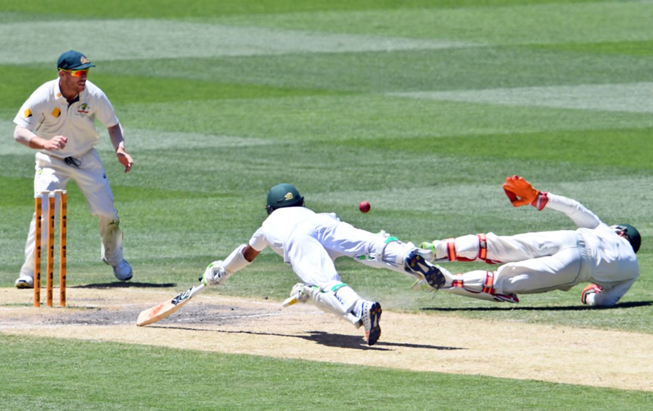 Matthew Wade attempts an acrobatic flick to catch the batsman short of his crease, Australia v Pakistan, 2nd Test, 5th day, Melbourne, December 30, 2016