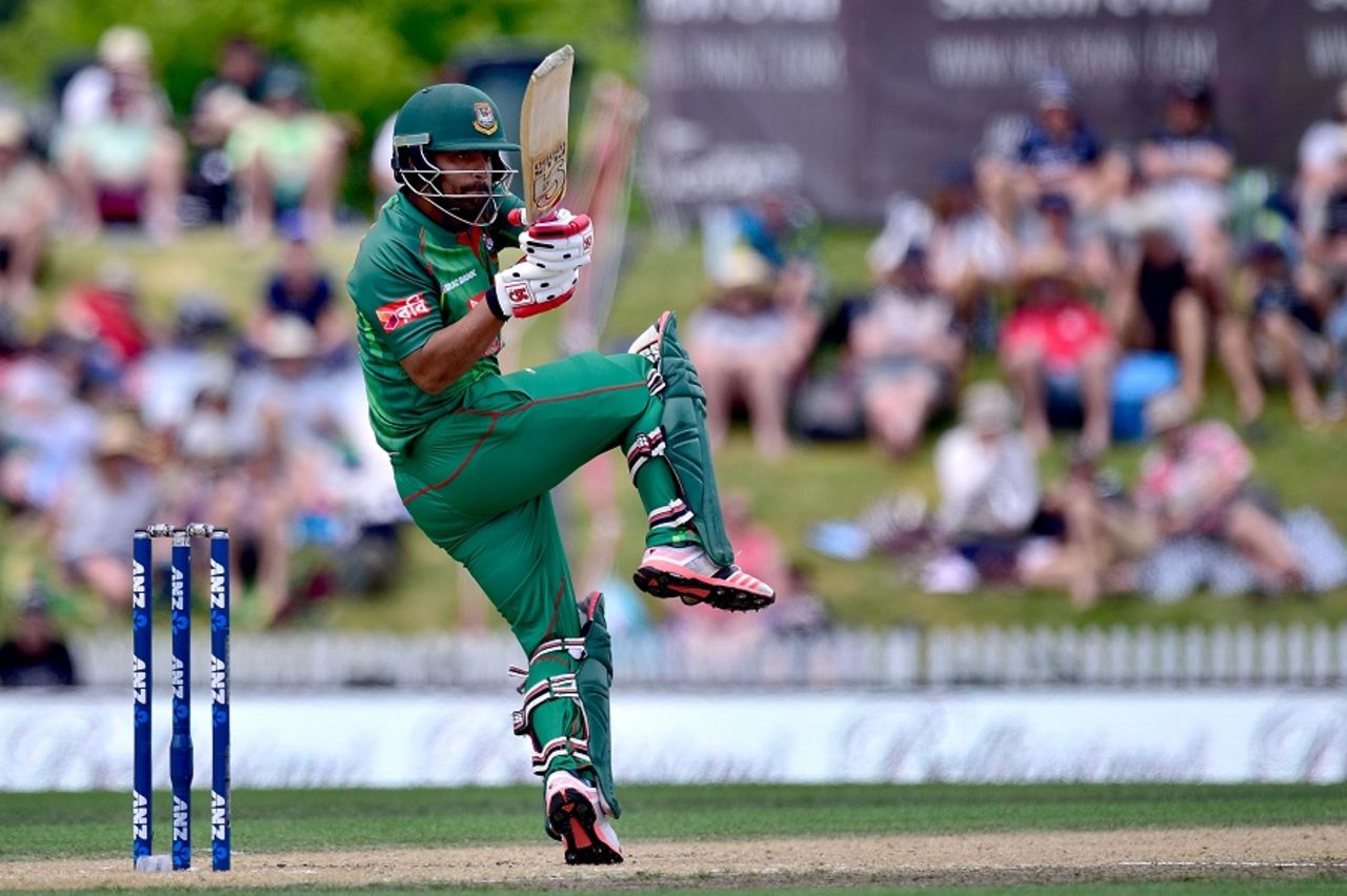 Tamim Iqbal swivels on the back foot and pulls,  New Zealand v Bangladesh, 3rd ODI, Nelson, December 31, 2016
