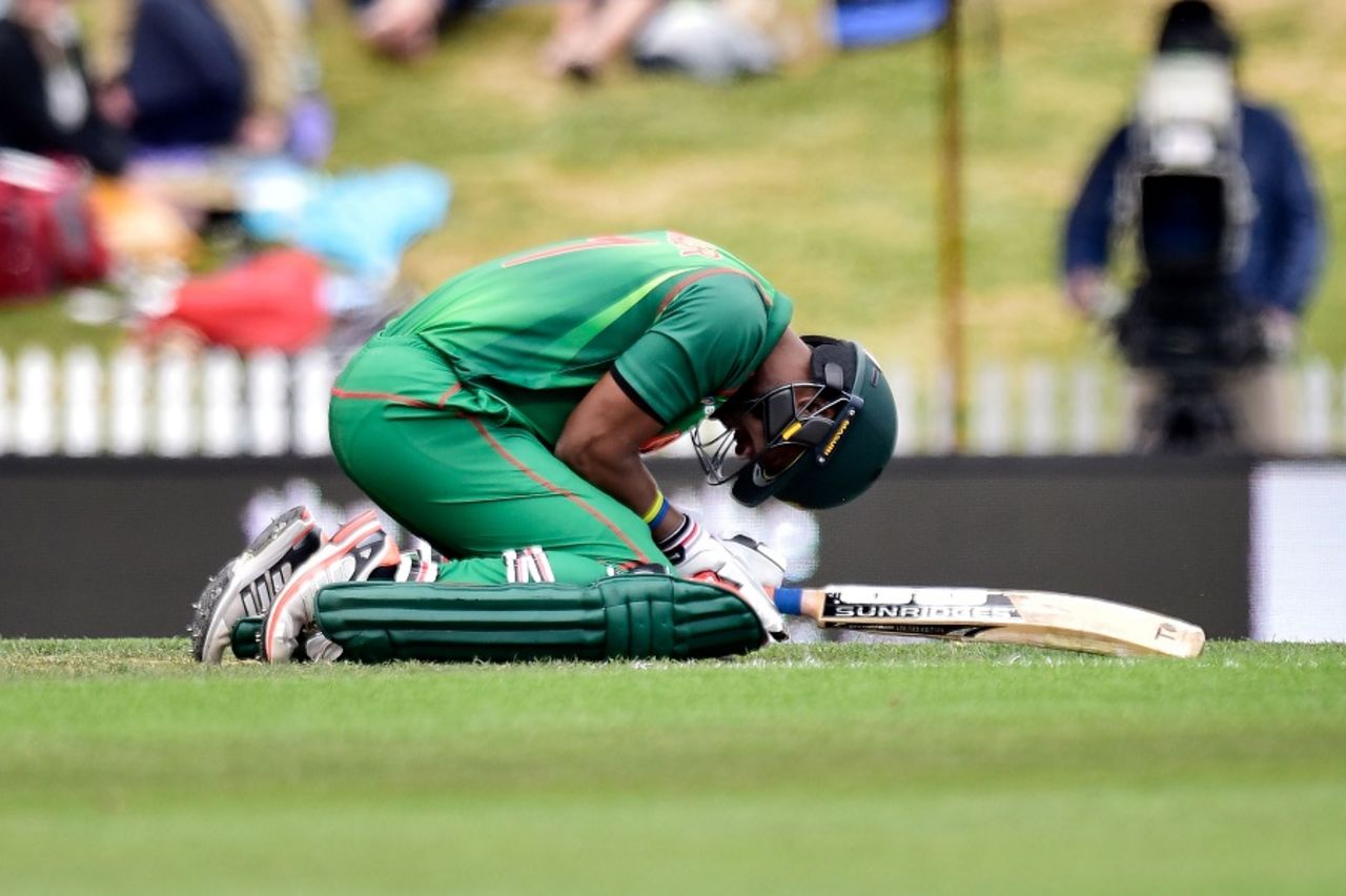 Sabbir Rahman collapses after copping a blow on his chest,  New Zealand v Bangladesh, 3rd ODI, Nelson, December 31, 2016