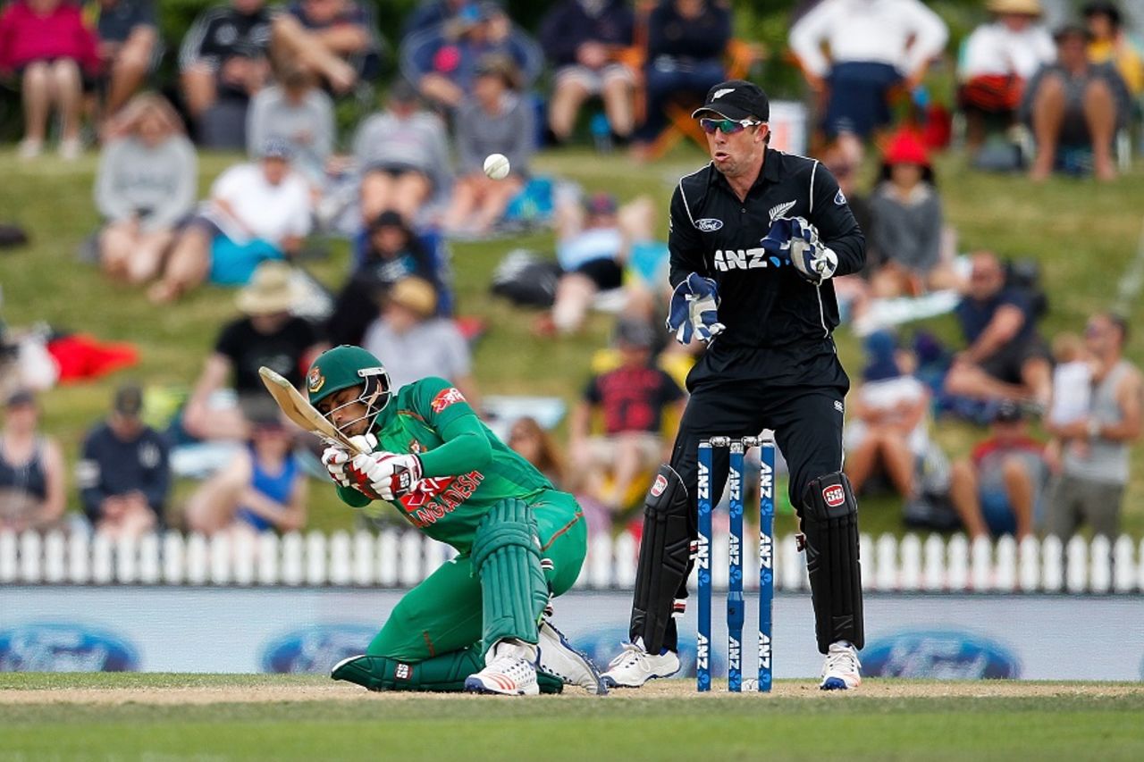 Nurul Hasan goes low for a scoop, New Zealand v Bangladesh, 3rd ODI, Nelson, December 31, 2016
