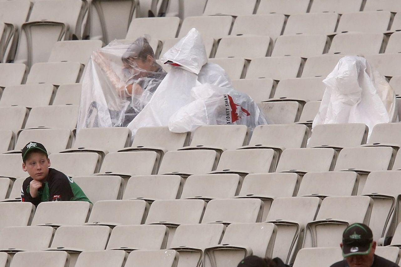 Fans take cover as rain arrives, Melbourne Stars v Melbourne Renegades, Women's Big Bash League 2016-17, Melbourne, January 1, 2017