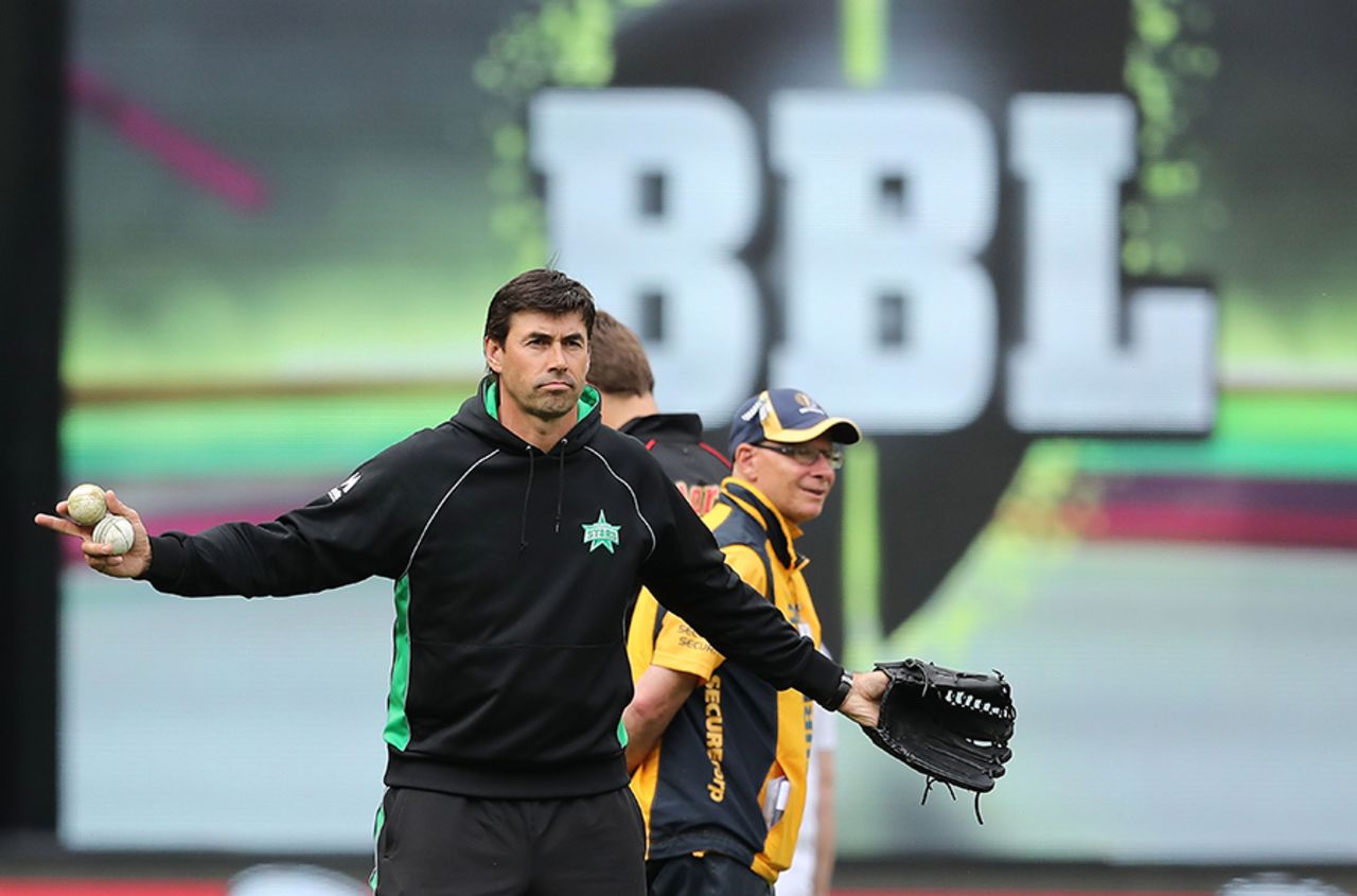 Stephen Fleming oversees a fielding drill before play, Melbourne Stars v Melbourne Renegades, Big Bash League 2016-17, Melbourne, January 1, 2017