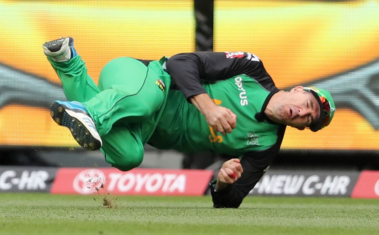Kevin Pietersen lands awkwardly while taking a sharp catch to dismiss Sunil Narine, Melbourne Stars v Melbourne Renegades, Big Bash League 2016-17, Melbourne, January 1, 2017