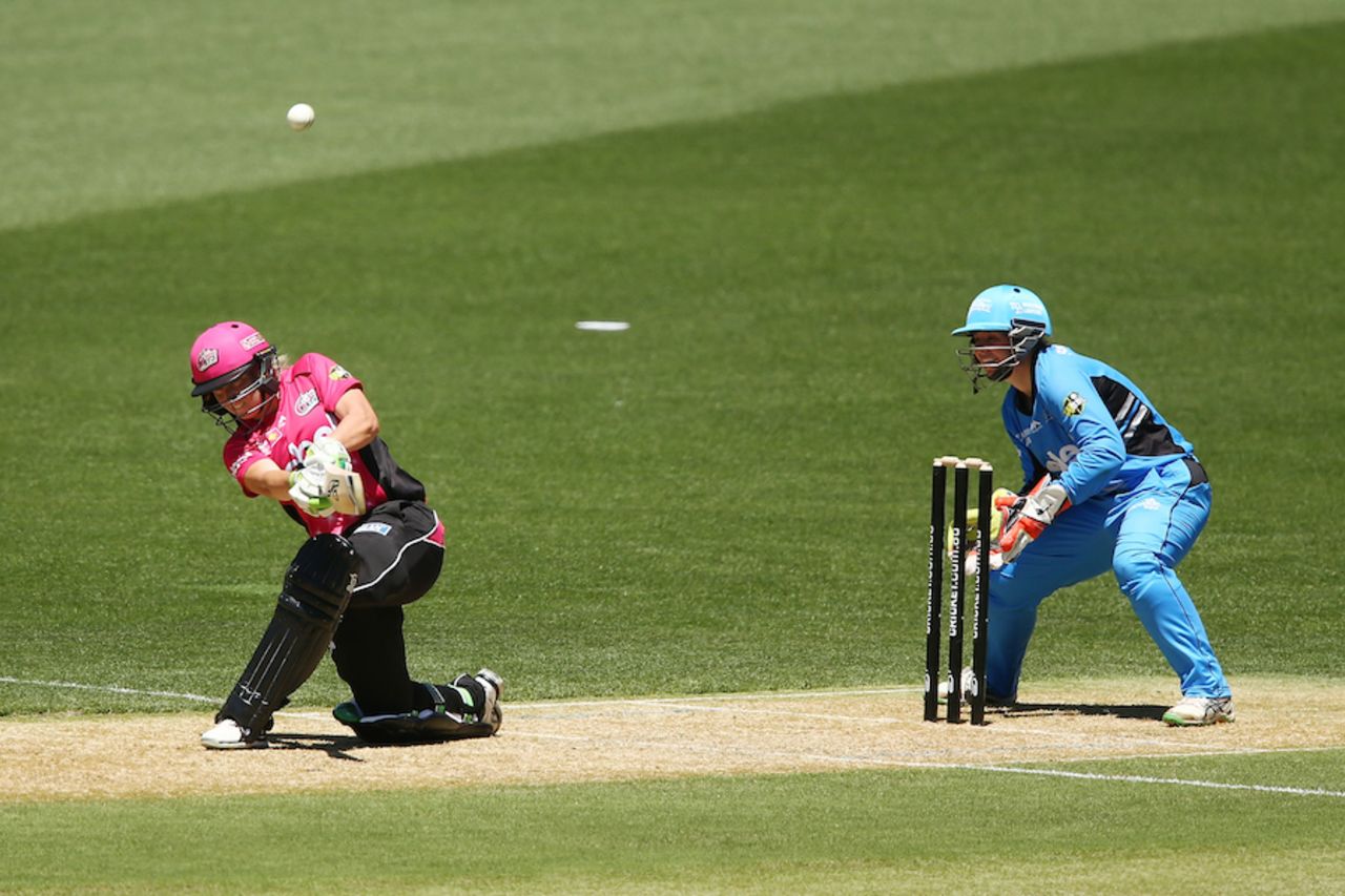 Alyssa Healy launches a powerful sweep, Adelaide Strikers v Sydney Sixers, WBBL 2016-17, Adelaide, January 2, 2017