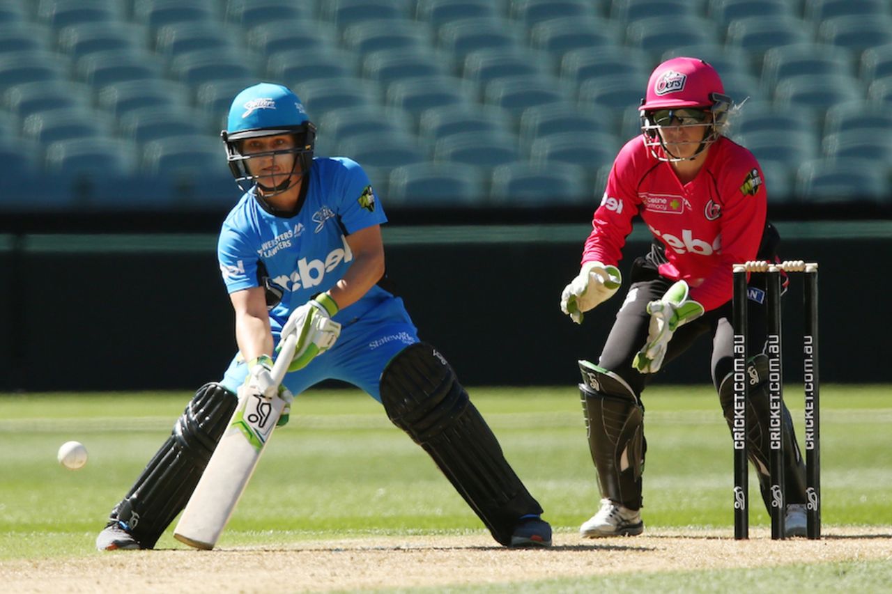 Bridget Patterson goes for an unorthodox shot, Adelaide Strikers v Sydney Sixers, WBBL 2016-17, Adelaide, January 2, 2017