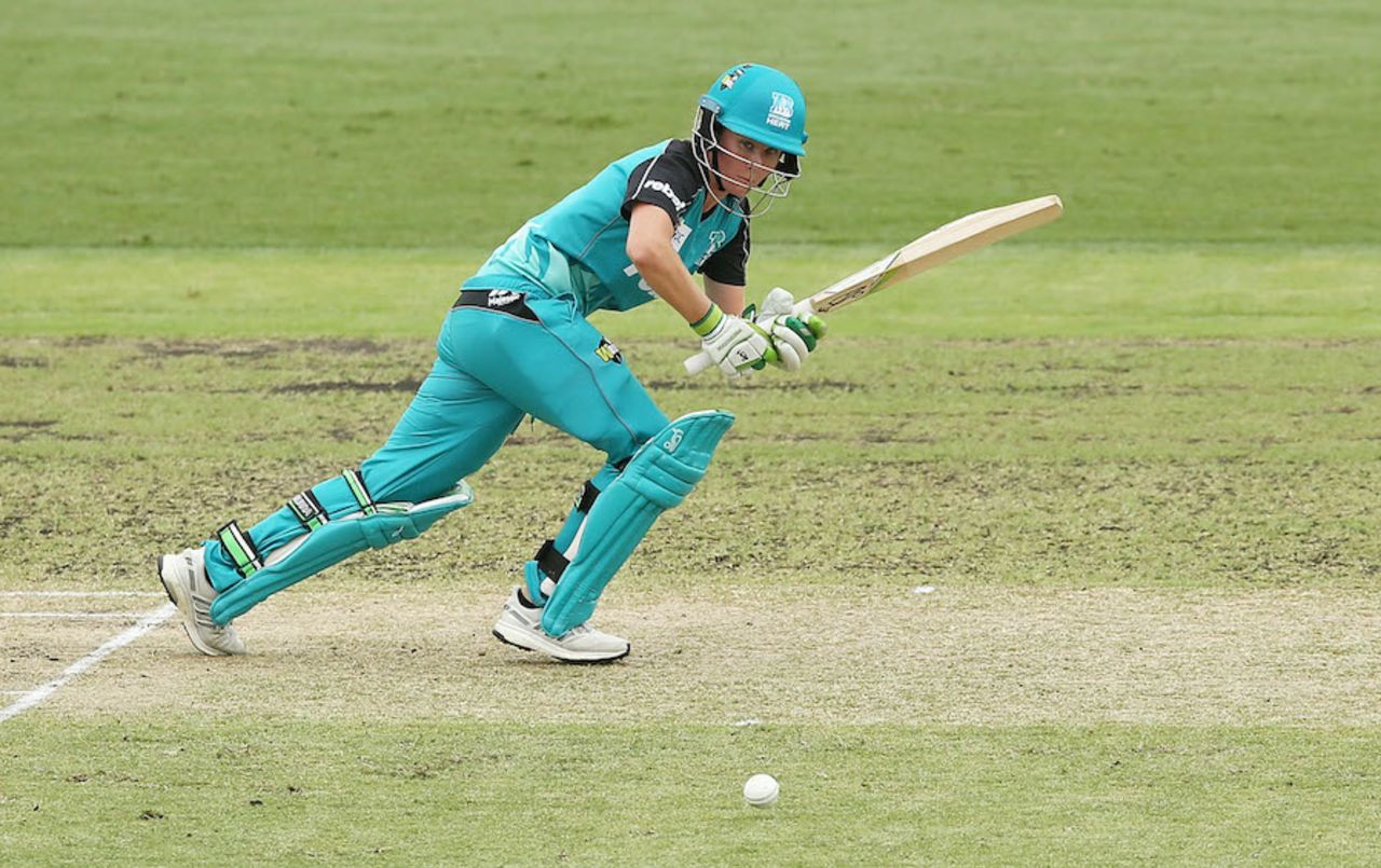 Beth Mooney watches the ball roll away, Sydney Thunder v Brisbane Heat, WBBL 2016-17, Sydney, January 2, 2017