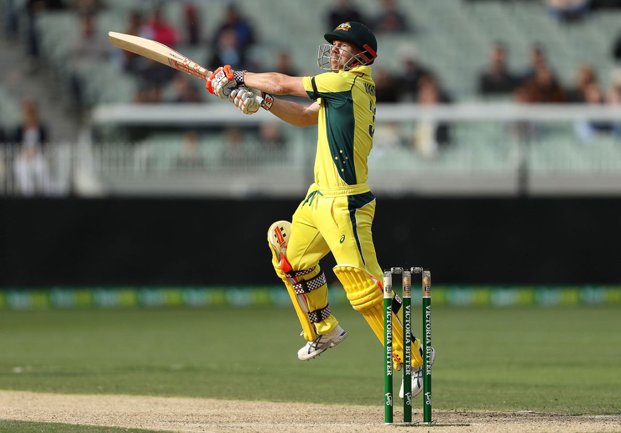 David Warner gets on top of one, Australia v New Zealand, 3rd ODI, Melbourne, December 9, 2016