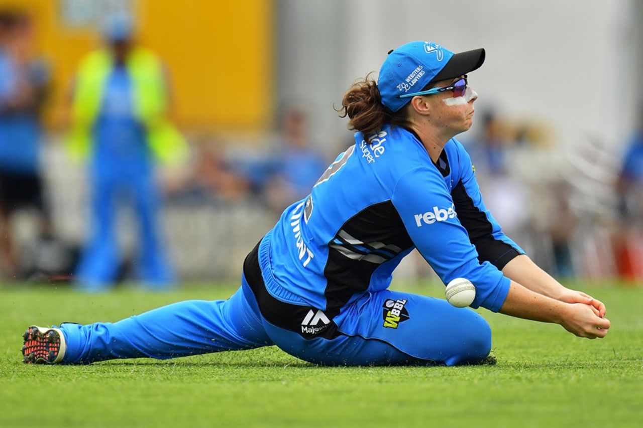 Tammy Beaumont puts down a catch, Women's BBL 2016-17, Adelaide, December 26, 2016