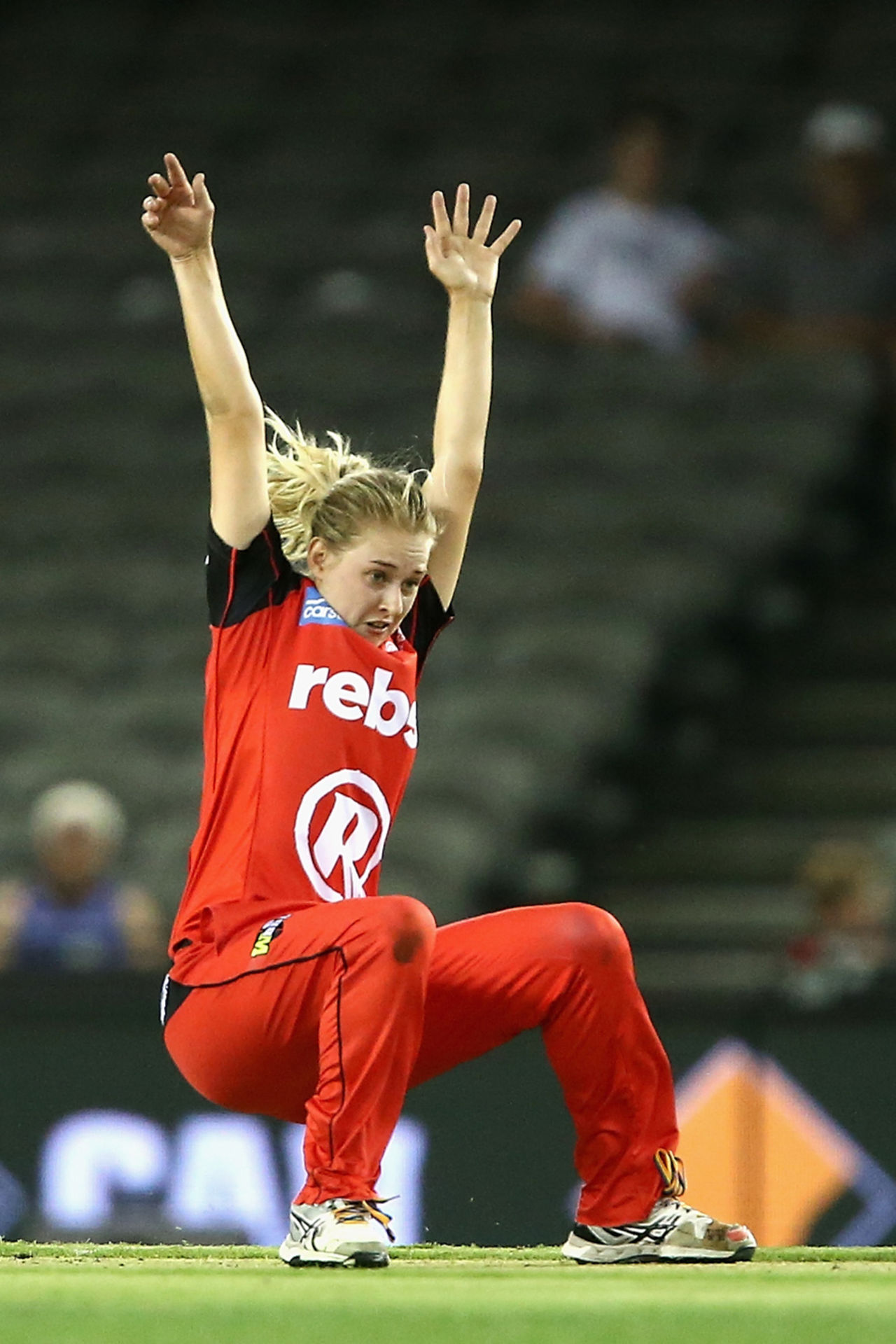 Maitlan Brown gets into an awkward position while trying to field, Renegades v Scorchers, Women's Big Bash League, Melbourne, December 29, 2016