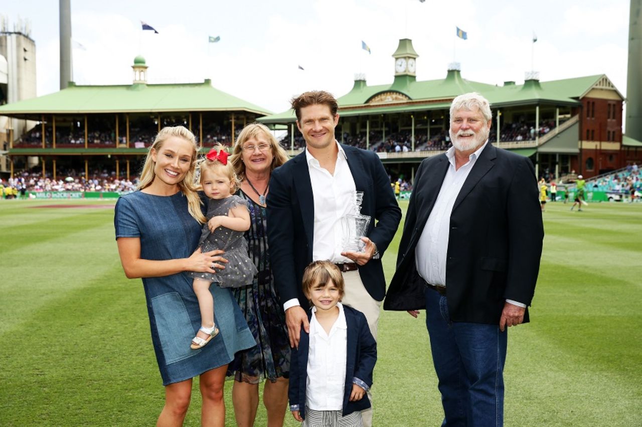 Say cheese: Shane Watson with his family at the SCG, Australia v Pakistan, 3rd Test, Sydney, 1st day, January 3, 2017