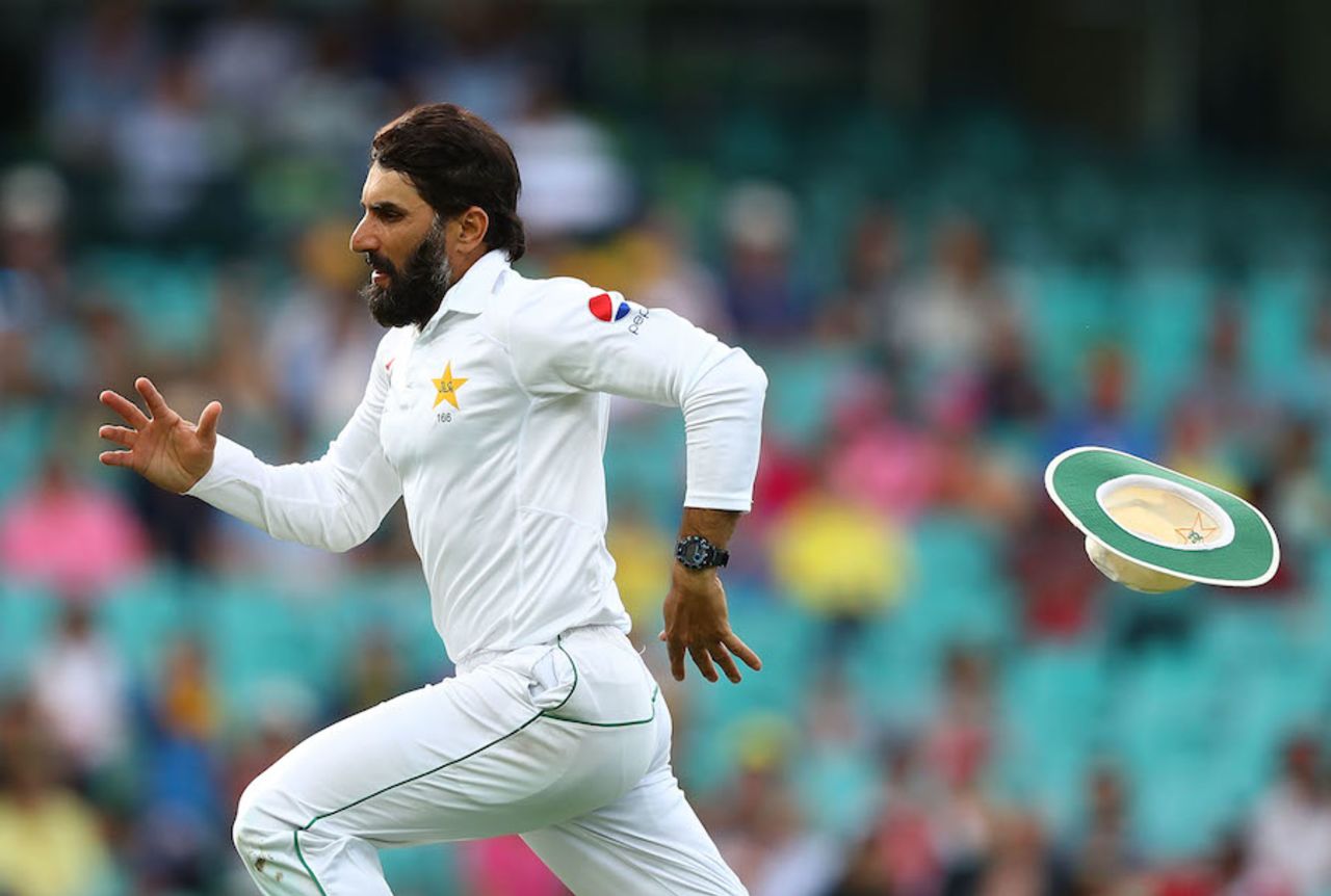 Misbah-ul-Haq chases the ball, Australia v Pakistan, 3rd Test, Sydney, 1st day, January 3, 2017