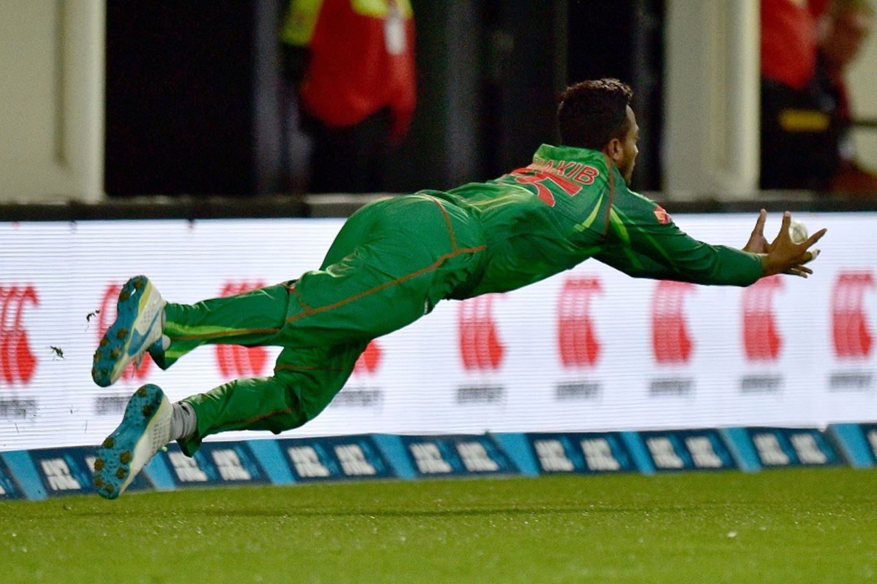 Shakib Al Hasan pulled off a stunning catch to dismiss Neil Broom, New Zealand v Bangladesh, 1st T20I, Napier, January 3, 2017