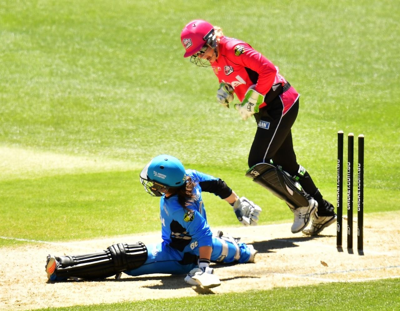 Despite some impressive acrobatics, Tammy Beaumont was stumped by Alyssa Healy, Adelaide Strikers v Sydney Sixers, Women's Big Bash League 2016-17, Adelaide, January 3, 2017