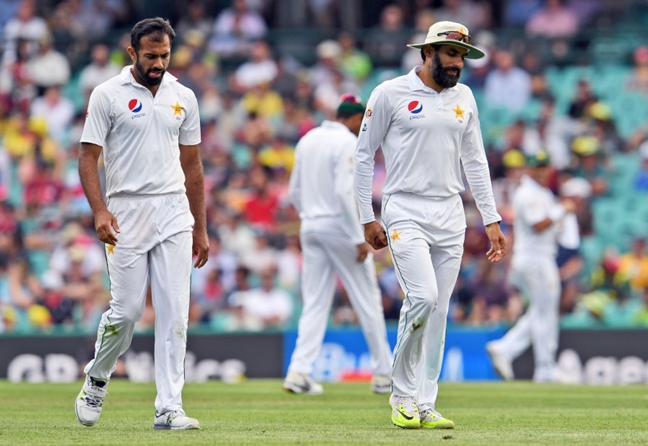 Wahab Riaz and Misbah-ul-Haq separate after a chat, Australia v Pakistan, 3rd Test, Sydney, 1st day, January 3, 2017