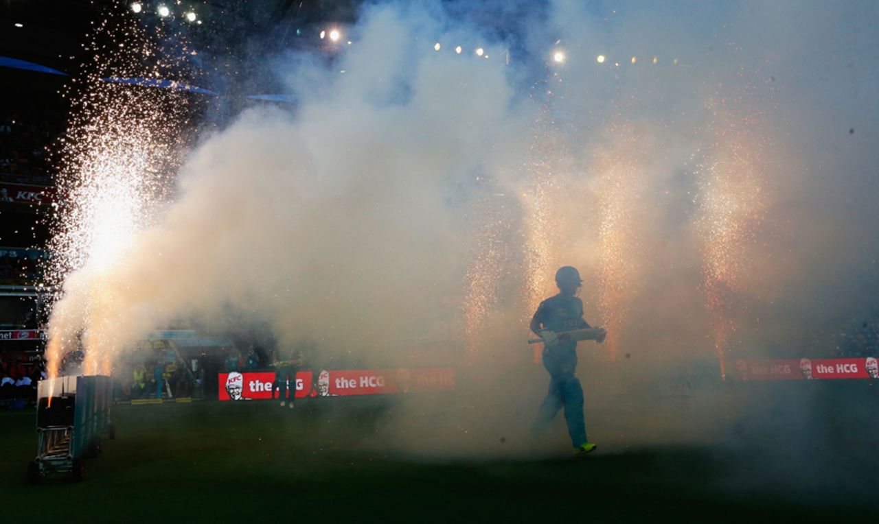 Jimmy Peirson walks out to bat, Heat v Sixers, Big Bash League 2016-17, Brisbane, January 3, 2017