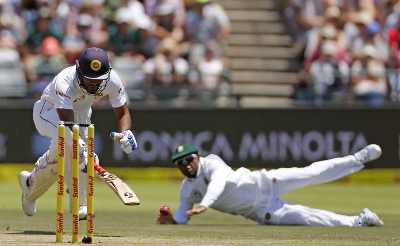 Dimuth Karunaratne had to dive to beat Temba Bavuma's throw, South Africa v Sri Lanka, 2nd Test, Cape Town, 2nd day, January 3, 2017
