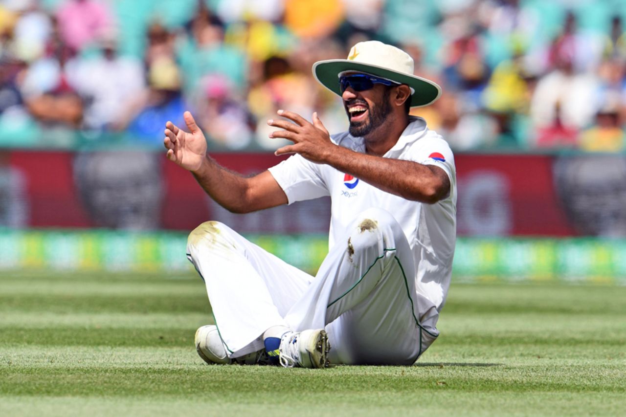 Wahab Riaz sees the lighter side after a misfield, Australia v Pakistan, 3rd Test, Sydney, 2nd day, January 4, 2017