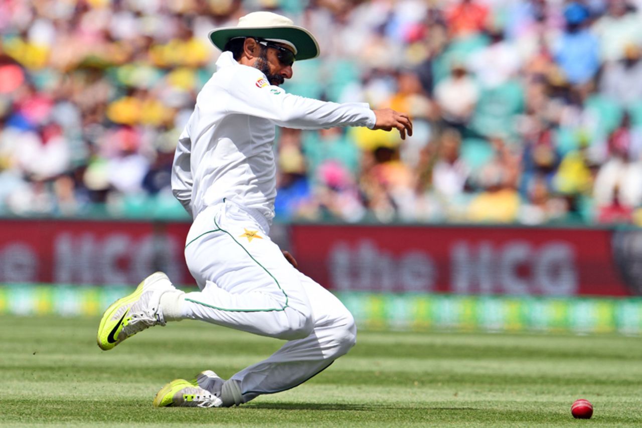 Misbah-ul-Haq puts in a slide in the outfield, Australia v Pakistan, 3rd Test, Sydney, 2nd day, January 4, 2017