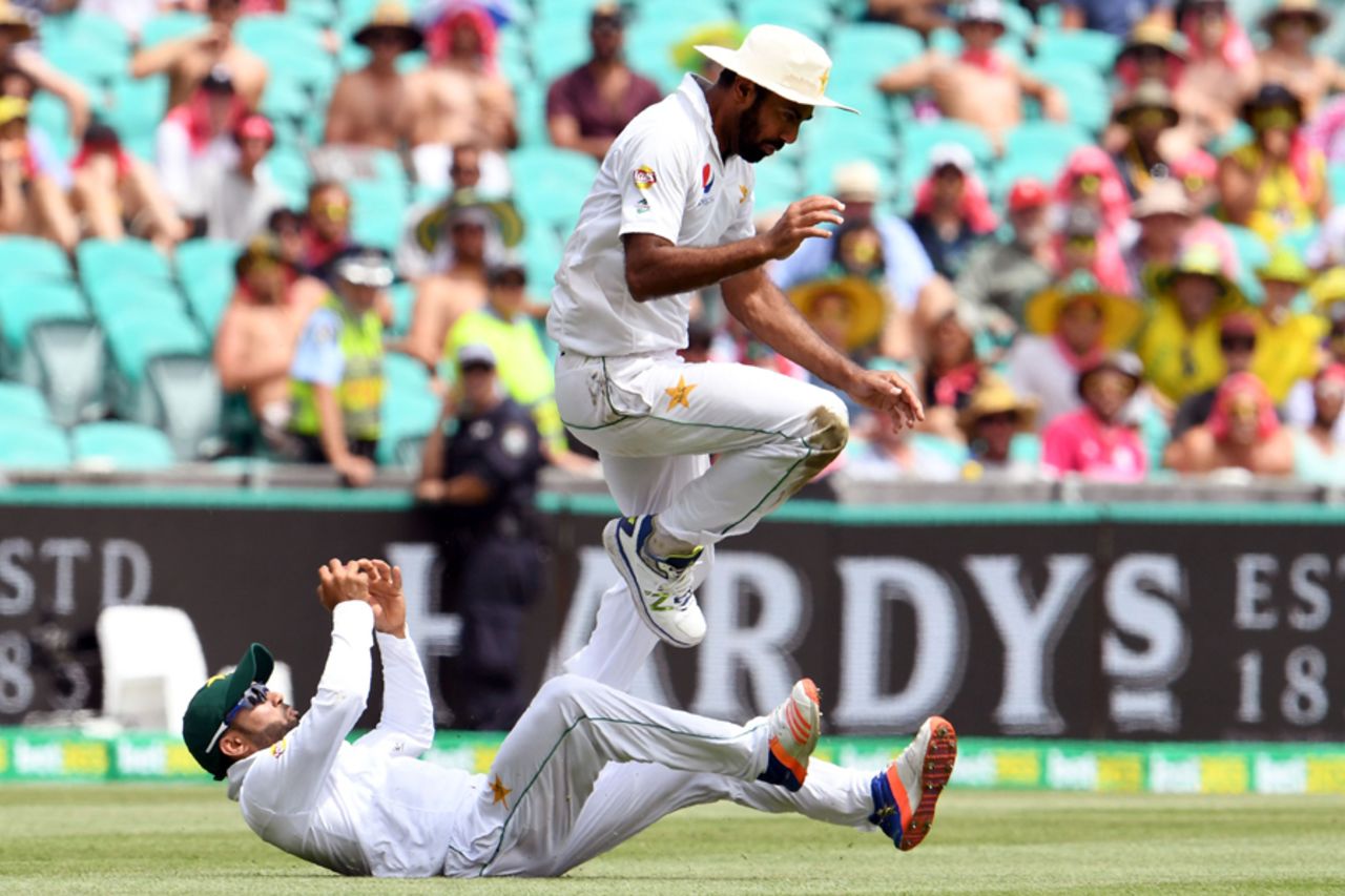 Mohammad Rizwan and Wahab Riaz collide as they go for a catch , Australia v Pakistan, 3rd Test, Sydney, 2nd day, January 4, 2017