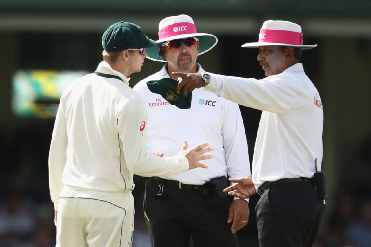 Steven Smith talks to the umpires, Australia v Pakistan, 3rd Test, Sydney, 2nd day, January 4, 2017