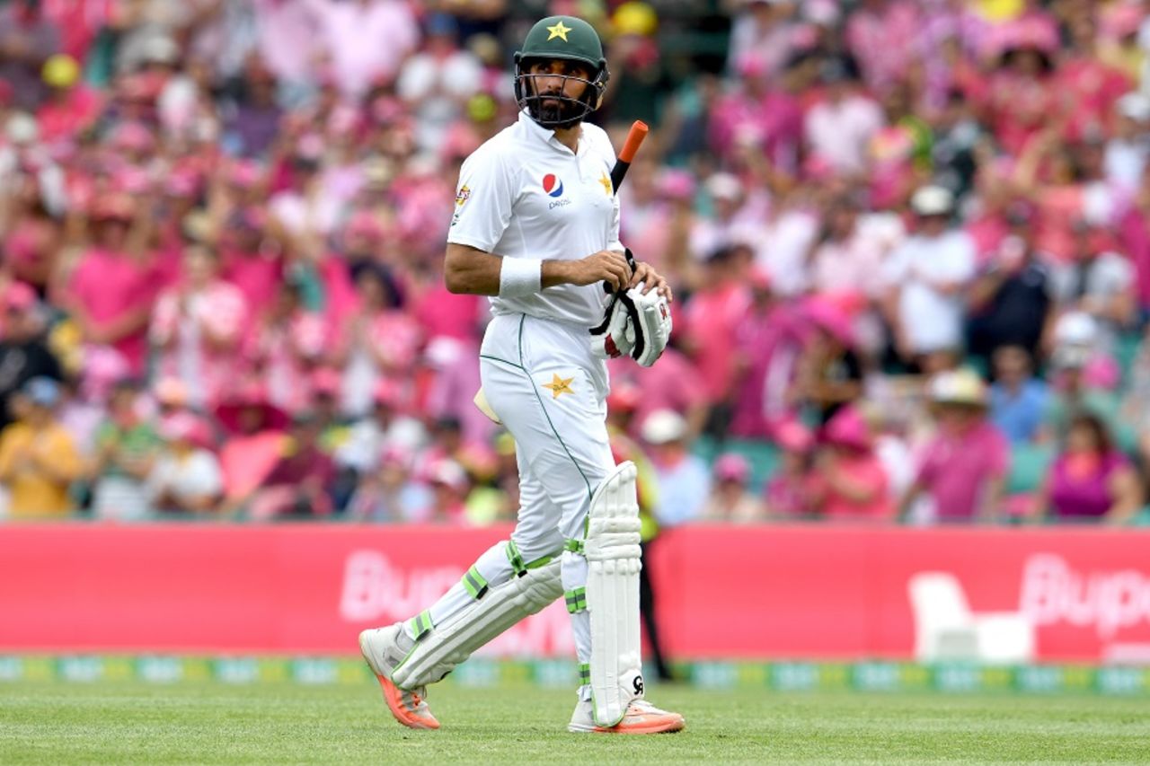 A dejected Misbah-ul-Haq leaves the field after holing out, Australia v Pakistan, 3rd Test, Sydney, 3rd day, January 5, 2017