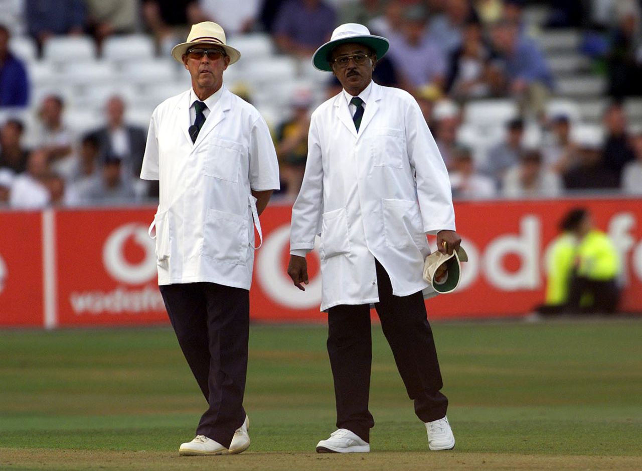 Umpires John Hampshire and S Venkataraghavan, England v Australia, third Test, day two, Trent Bridge, August 3, 2001