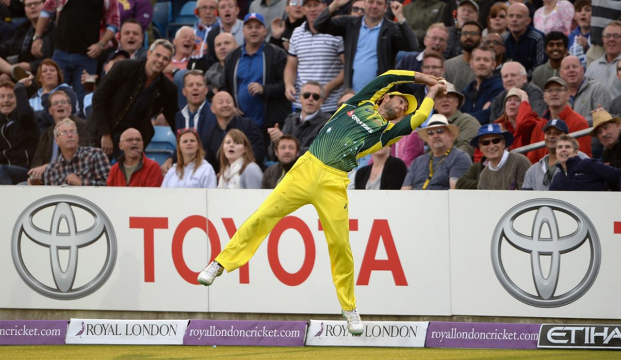 Glenn Maxwell takes a spectacular catch at the boundary, England v Australia, 4th ODI, Leeds, September 11, 2015