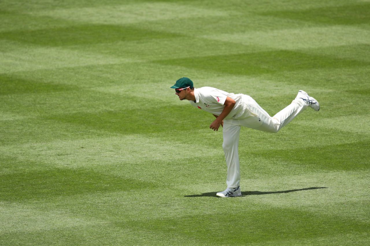 Josh Hazlewood stretches while fielding, Australia v Pakistan, 3rd Test, Sydney, 4th day, January 6, 2017