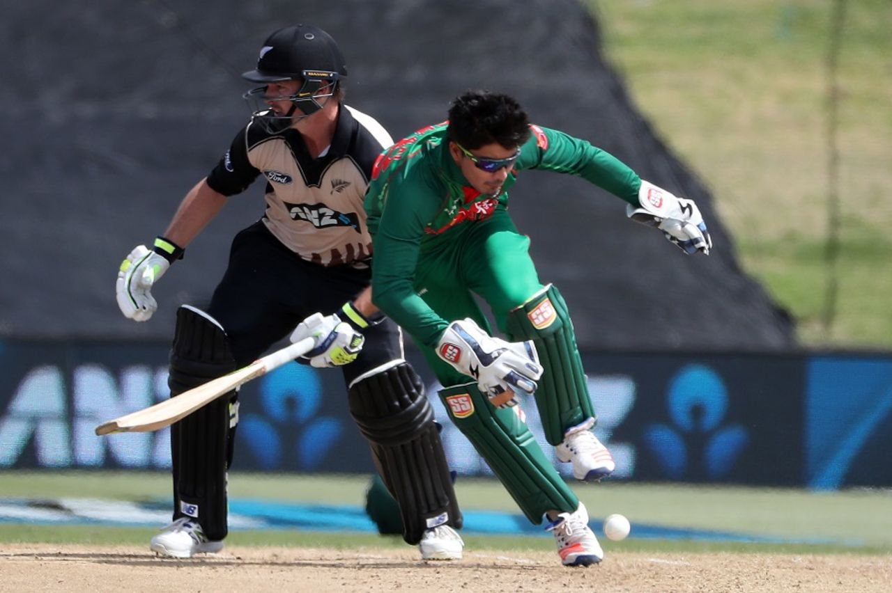 Bangladesh wicketkeeper Nurul Hasan collides with Colin Munro, New Zealand v Bangladesh, 2nd T20I, Mount Maunganui, January 6, 2017