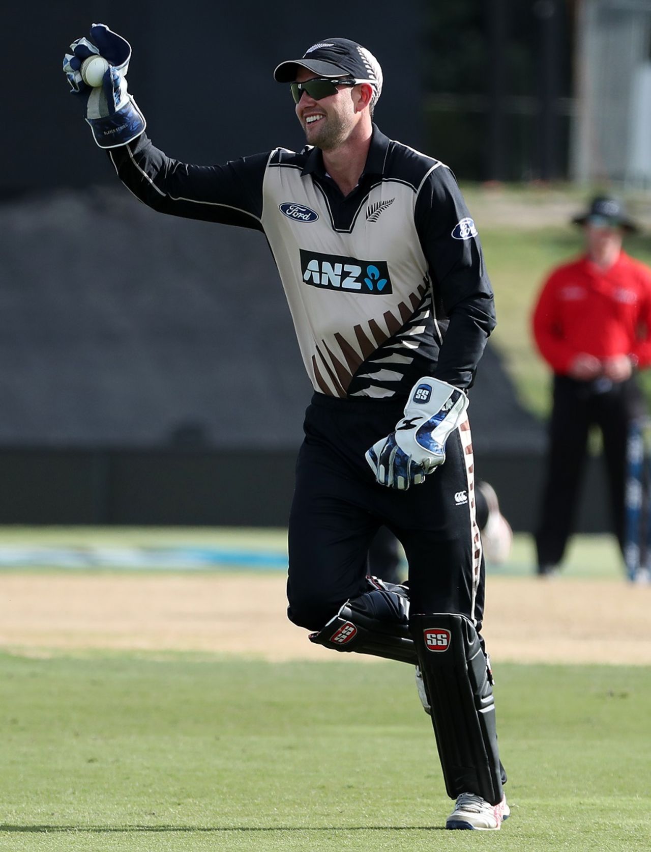 Tom Bruce took the wicketkeeping gloves after Luke Ronchi left the field due to a groin strain, New Zealand v Bangladesh, 2nd T20I, Mount Maunganui, January 6, 2017