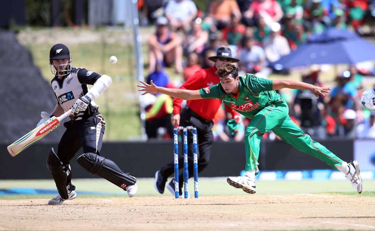 Taskin Ahmed stretches to get to the ball, New Zealand v Bangladesh, 3rd T20I, Mount Maunganui, January 8, 2017