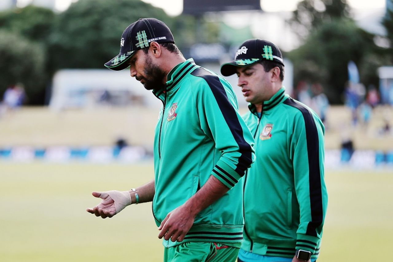 Mashrafe Mortaza inspects his injured right hand, New Zealand v Bangladesh, 3rd T20I, Mount Maunganui, January 8, 2017