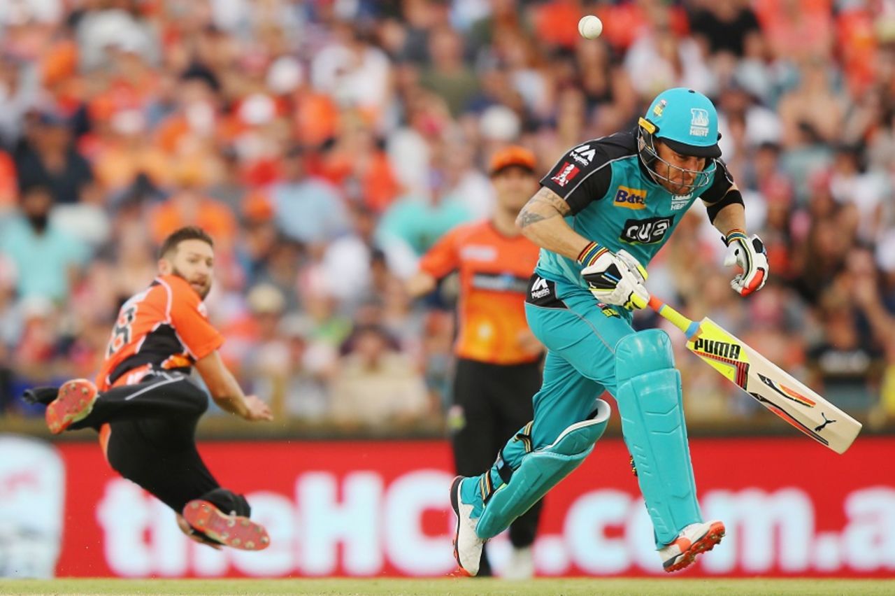 Brendon McCullum ducks as he tries to avoid being run out after Andrew Tye fires a throw, Scorchers v Heat, Big Bash League 2016-17, Perth, January 5, 2017