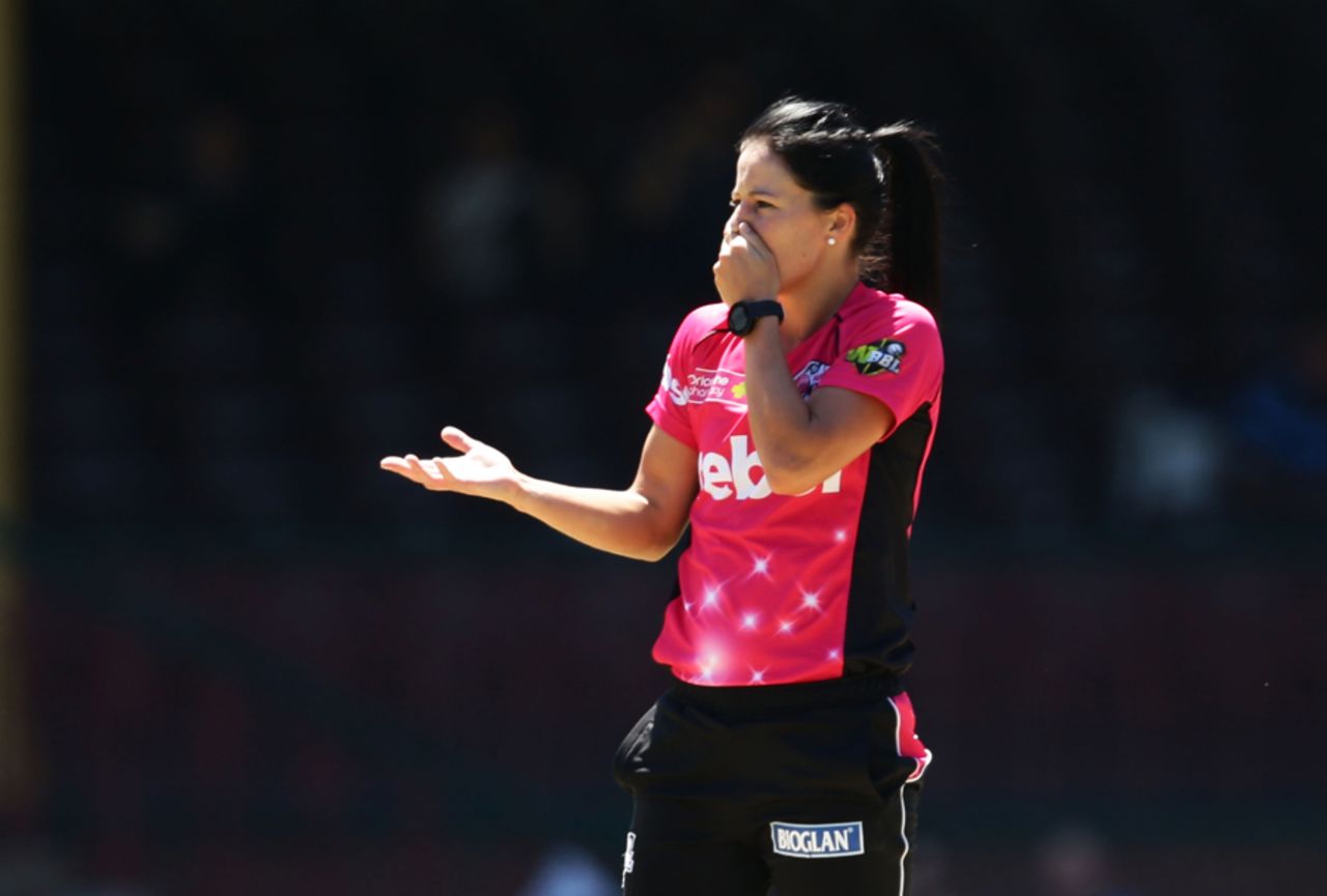 Marizanne Kapp reacts after bowling, Sydney Sixers v Perth Scorchers, Women's Big Bash League 2016-17, Sydney, January 9, 2017