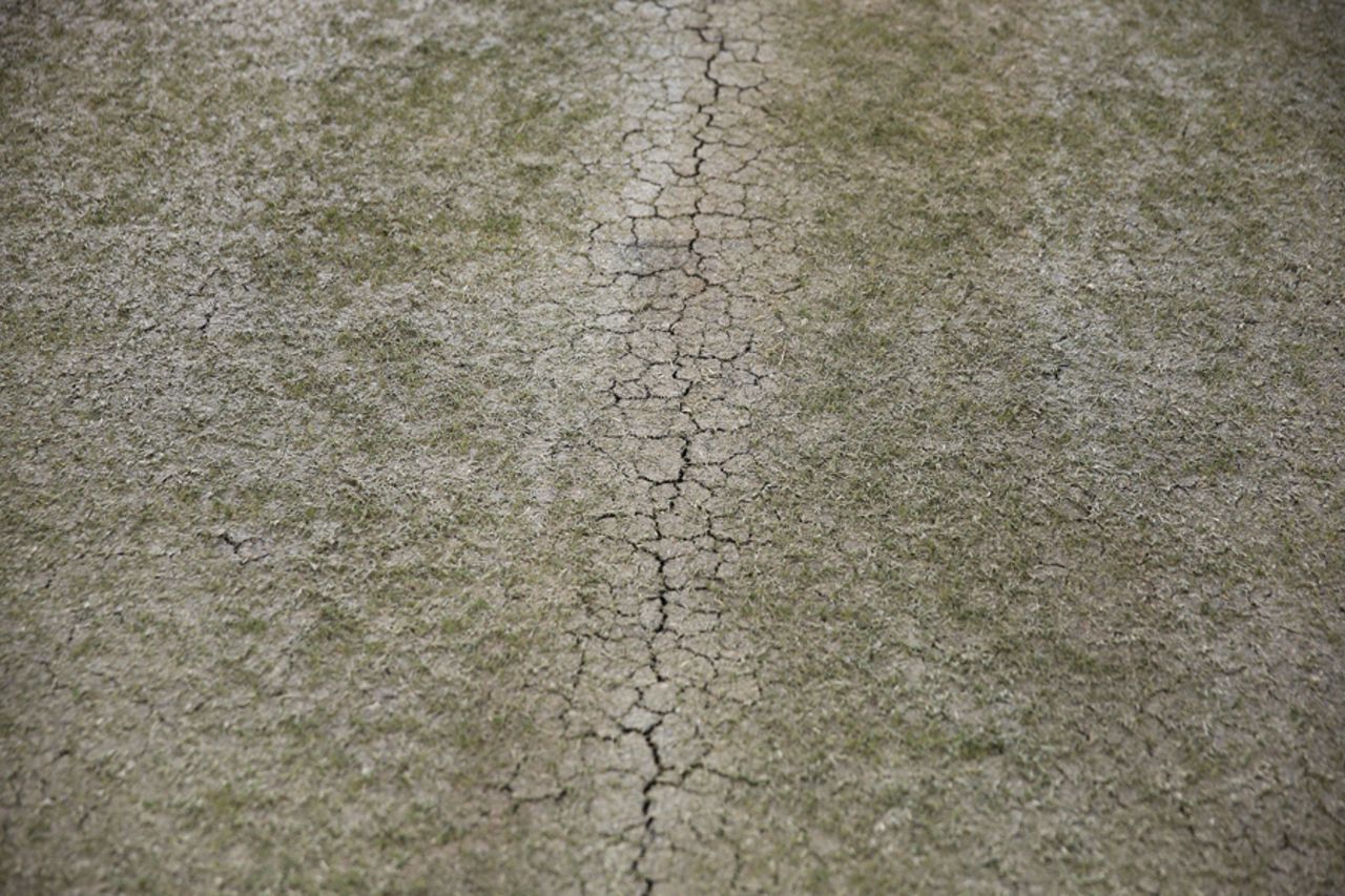 A crack on the pitch for the Melbourne Derby, Renegades v Stars, January 7, 2017