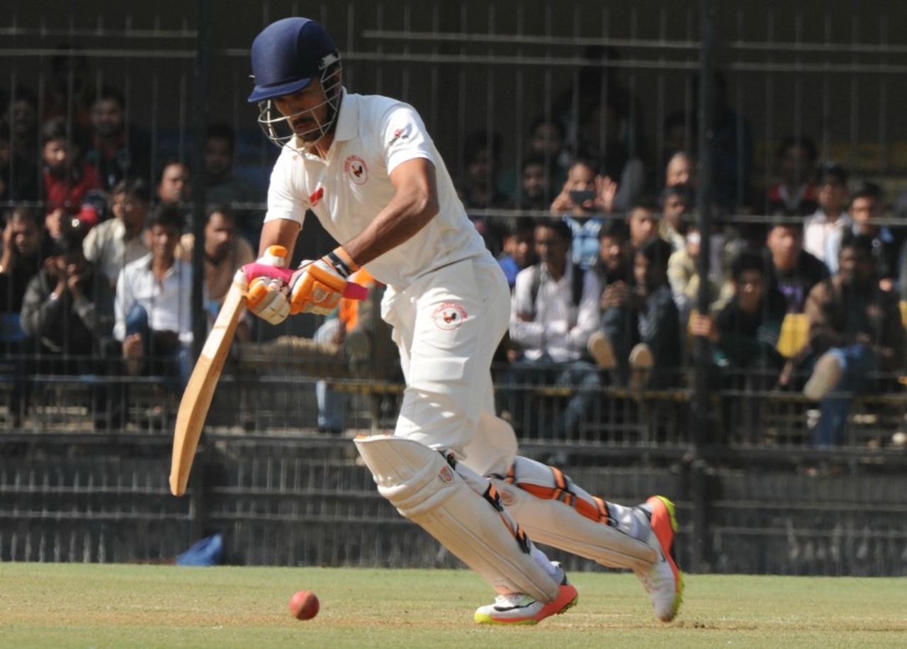 Manprit Juneja's bat snaps during his innings, Gujarat v Mumbai, Ranji Trophy 2016-17, final, Indore, 2nd day, January 11, 2017