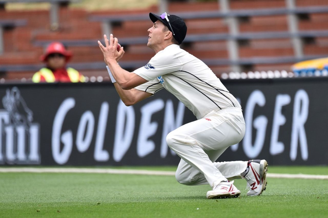 Trent Boult secures a catch at long leg, New Zealand v Bangladesh, 1st Test, Wellington, 1st day, January 12, 2017
