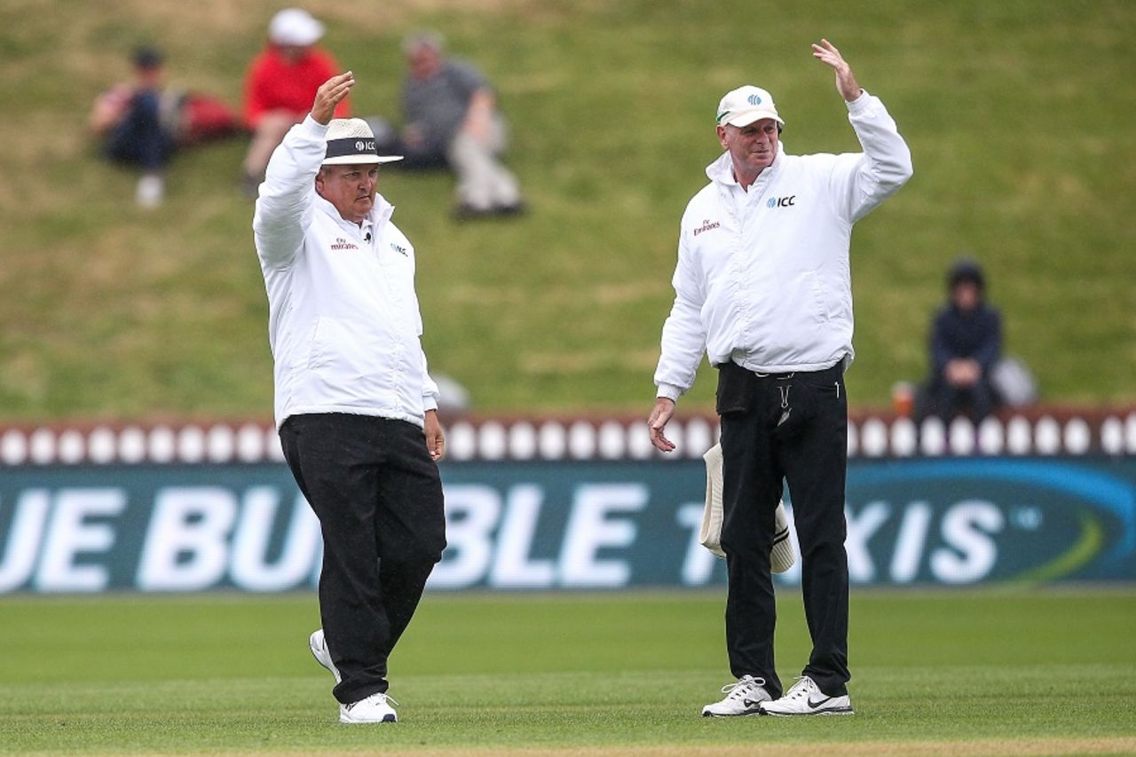 Umpires Marais Erasmus and Paul Reiffel suspend play in the 29th over after rain hit again, New Zealand v Bangladesh, 1st Test, Wellington, 1st day, January 12, 2017