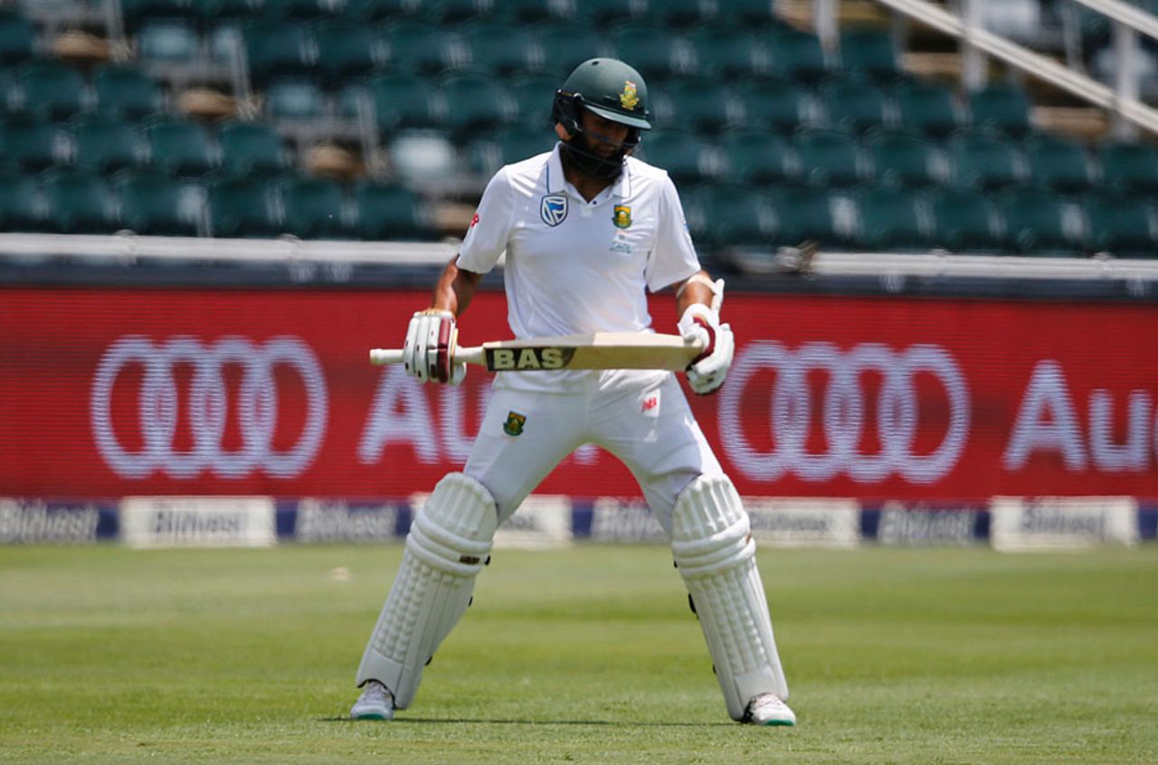 Hashim Amla walks out to bat in his 100th Test, South Africa v Sri Lanka, 3rd Test, Johannesburg, 1st day, January 12, 2017