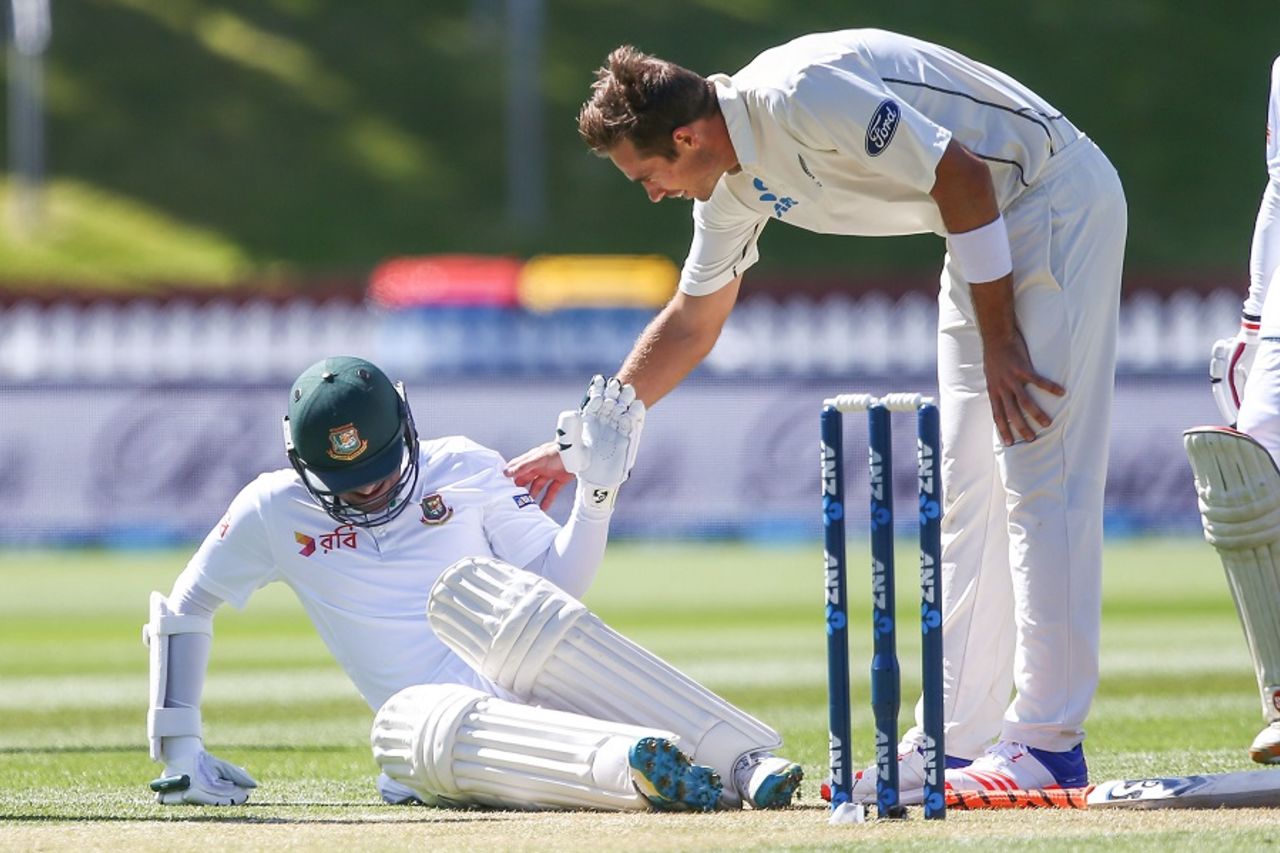 Tim Southee aimed a wayward throw at the stumps and it hit Shakib Al Hasan's ankle, New Zealand v Bangladesh, 1st Test, Wellington, 2nd day, January 13, 2017