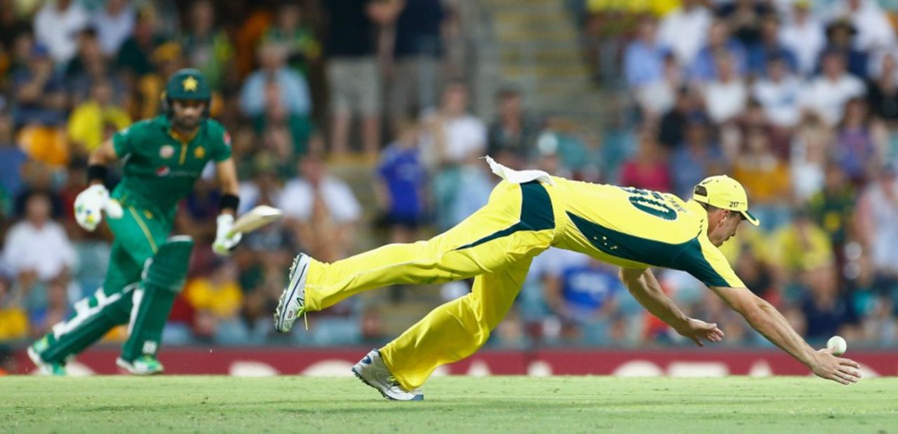 Chris Lynn dives to stop a ball at cover, Australia v Pakistan, 1st ODI, Brisbane, January 13, 2017