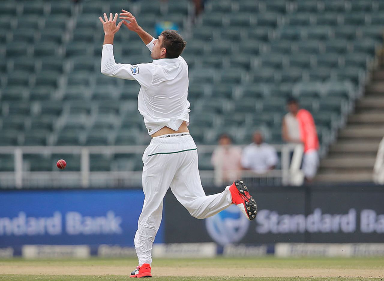Duanne Olivier missed out on a maiden Test wicket when he dropped a catch off his own bowling, South Africa v Sri Lanka, 3rd Test, Johannesburg, 2nd day, January 13, 2017