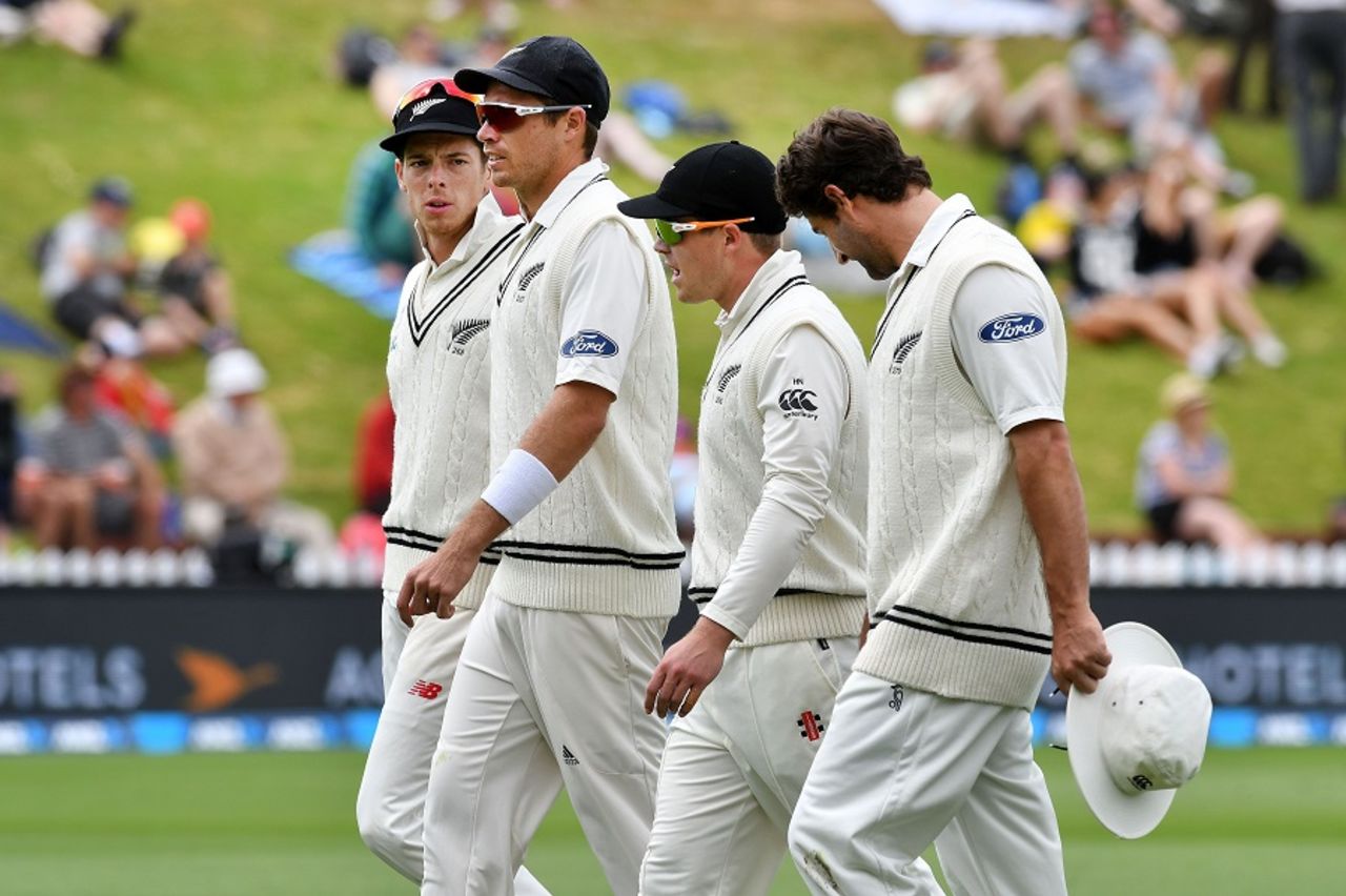 Tim Southee walks off the field with his team-mates, New Zealand v Bangladesh, 1st Test, Wellington, 3rd day, January 14, 2017