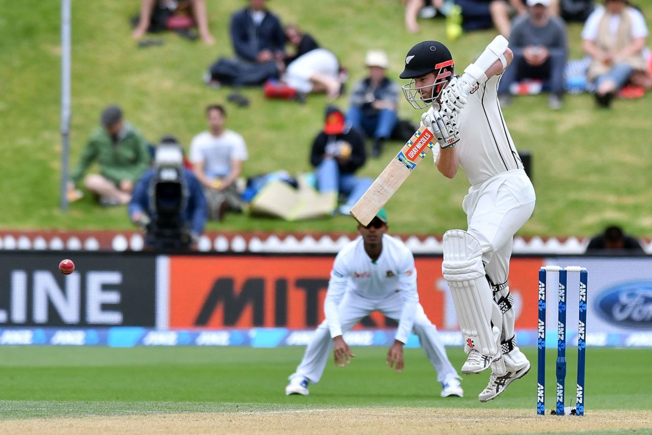Kane Williamson gets up on his toes to one with bounce, New Zealand v Bangladesh, 1st Test, Wellington, 3rd day, January 14, 2017