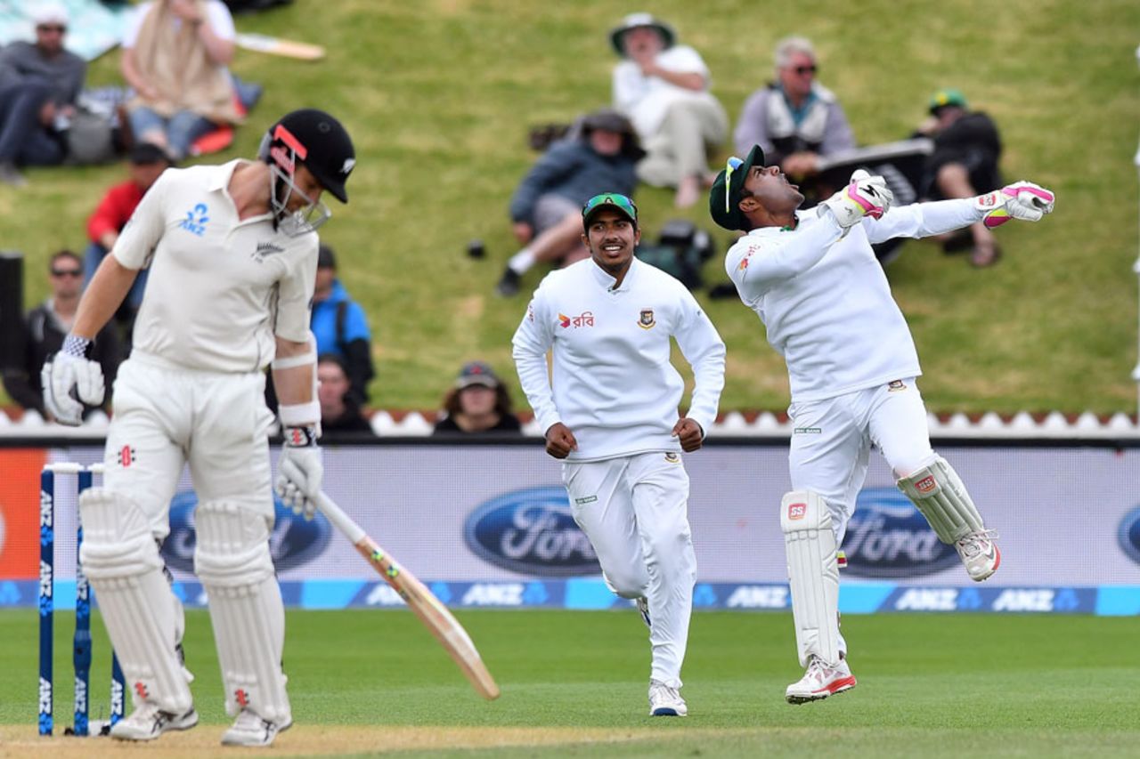 Imrul Kayes celebrates catching Kane Williamson, New Zealand v Bangladesh, 1st Test, Wellington, 3rd day, January 14, 2017
