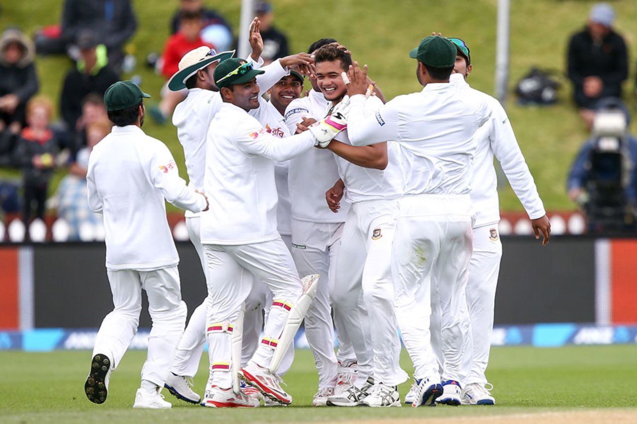 Taskin Ahmed is surrounded by team-mates after claiming Kane Williamson for his maiden Test wicket, New Zealand v Bangladesh, 1st Test, Wellington, 3rd day, January 14, 2017