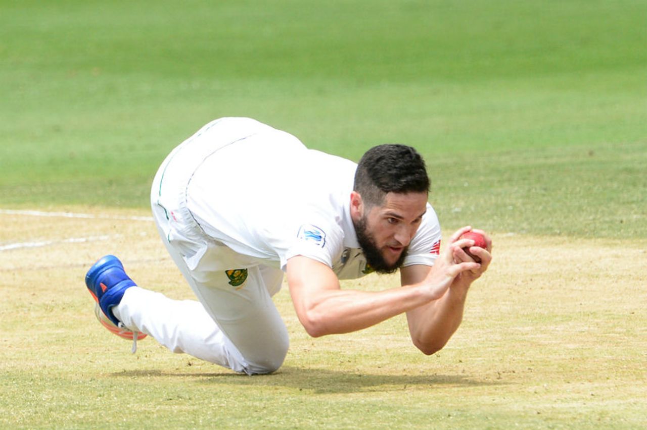 Wayne Parnell scooped up a low catch off Nuwan Pradeep to wrap up Sri Lanka's first innings, South Africa v Sri Lanka, 3rd Test, Johannesburg, 3rd day, January 14, 2017