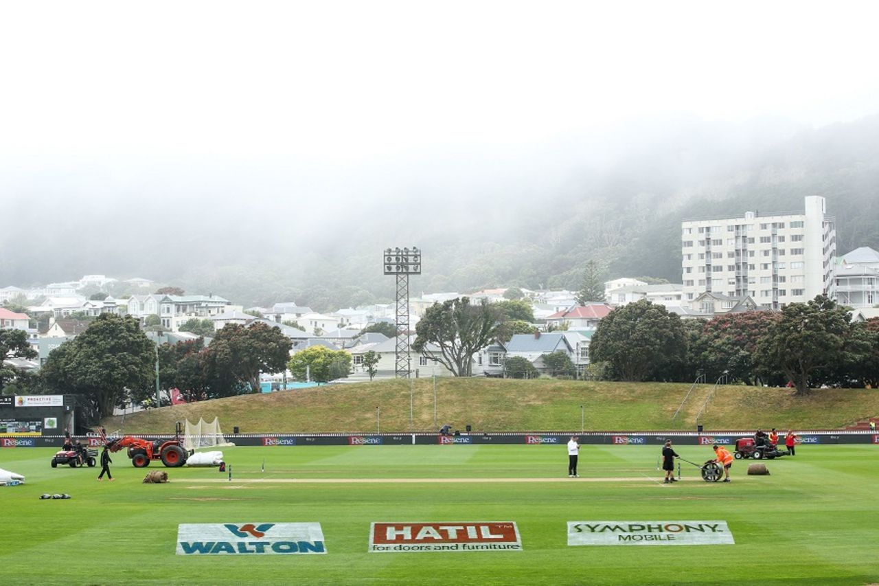Despite a lot of mist, play began on time at the Basin Reserve, New Zealand v Bangladesh, 1st Test, Wellington, 3rd day, January 14, 2017