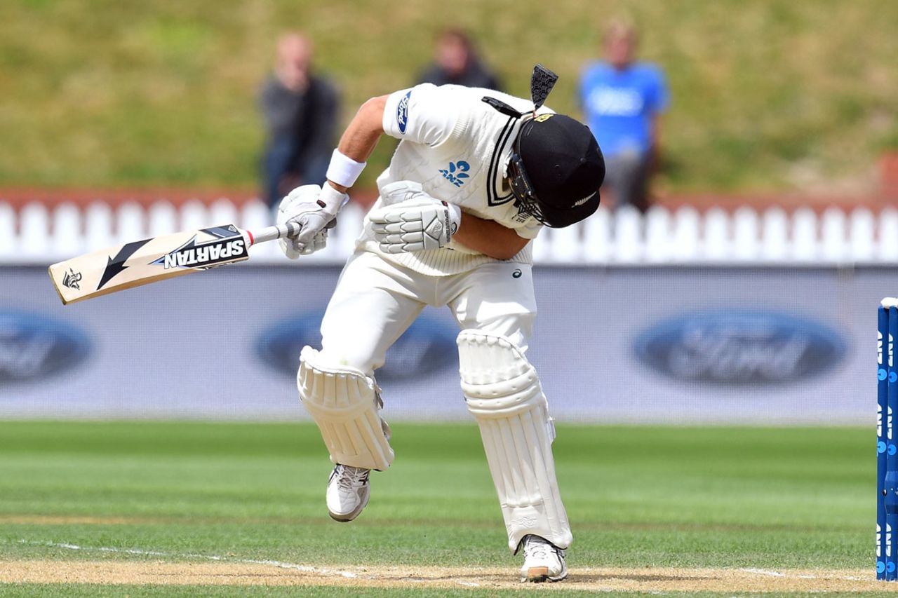 Neil Wagner's helmet loses its neck guards as he is hit by a bouncer, New Zealand v Bangladesh, 1st Test, Wellington, 4th day, January 15, 2017